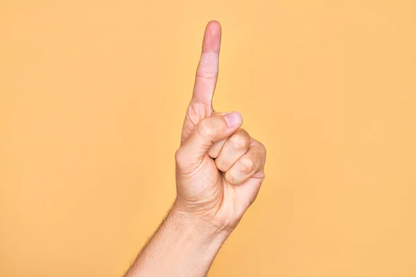 Ruka Bělocha Mladý Muž Ukazující Prsty Izolovaném Žlutém Pozadí Počítající — Stock fotografie