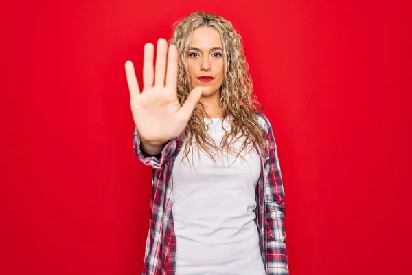 Jonge Mooie Blonde Vrouw Dragen Casual Shirt Staan Geïsoleerde Rode — Stockfoto