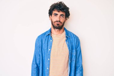 Kıvırcık saçlı, ayı gibi giyinmiş, depresif ve sıkıntılı bir genç adam. Kızgın ve korkmuş. hüzünlü ifade. 