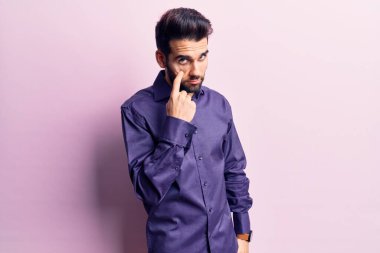 Sakallı, sıradan tişörtlü genç ve yakışıklı bir adam senin jestini izlerken, şüpheli bir ifade takındı. 