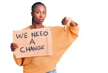 Afro-Amerikalı genç bir kadının elinde bozuk bir pankarta ihtiyacımız var. Kızgın suratlı, olumsuz işaretli, baş parmakları aşağıda, reddedilme kavramlı bir hoşnutsuzluğa. 