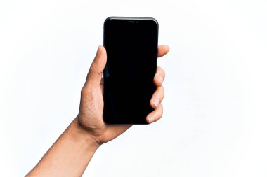 Beyaz arka plan üzerinde ekranı gösteren akıllı telefonu tutan beyaz bir adamın eli.