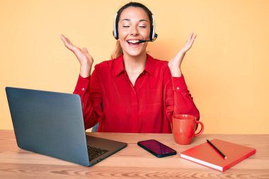 Çağrı merkezindeki operatör kulaklığı takan genç esmer kadın başarı için kızgın ve çılgınlığı kutlarken kollarını kaldırmış ve gözleri kapalı bir şekilde heyecanla bağırıyordu. Kazanan konsept 