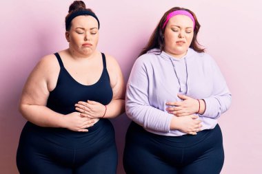 Genç ve beden ölçülerinde ikizler midesi üstünde spor giyerler çünkü hazımsızlık ve acı veren hastalıklar yüzünden kendilerini kötü hissederler. Ağrı kavramı. 