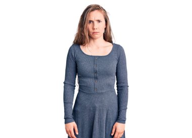 Genç, güzel, sarışın, sıradan giyinen, kuşkucu ve gergin bir kadın. Problemden dolayı surat asıyor. negatif kişi. 