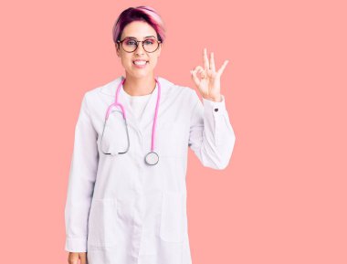 Pembe saçlı, doktor üniforması giyen, gülümseyen, el ve parmaklarıyla 