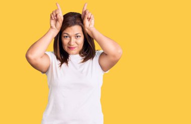 Orta yaşlı esmer kadın. 