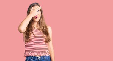 Kafkasyalı güzel bir kadın günlük giysiler giymiş. Şoka girmiş, yüzünü ve gözlerini kapamış, utanmış bir ifadeyle parmaklarından bakıyor.. 