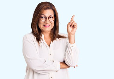 Orta yaşlı esmer kadın. 