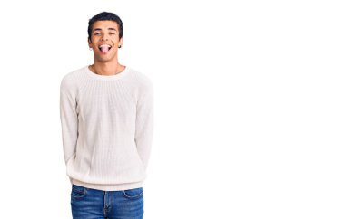 Genç Afro-Amerikan bir adam günlük giysiler giyiyor. Dilini komik bir ifadeyle dışarı çıkarıyor. duygu kavramı. 