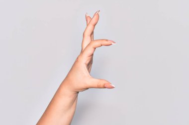 Görünmez şeyi alıp götüren, parmaklarıyla boşluk gösteren beyaz bir kadının eli.