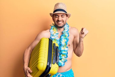 Mayolu yakışıklı kel bir adam ve elinde kamara çantası tutarak gururla bağırıyor zaferi ve başarıyı kutluyor. 