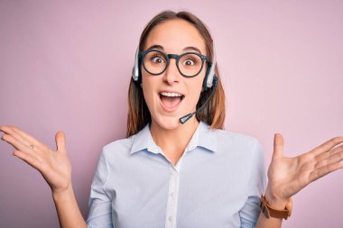 Genç, güzel çağrı merkezi ajanı, gözlüklü, çılgın kutlamalar yapan kulaklıkla çalışan, kolları açık, gözleri açık, heyecanla haykıran bir kadın. Kazanan konsept