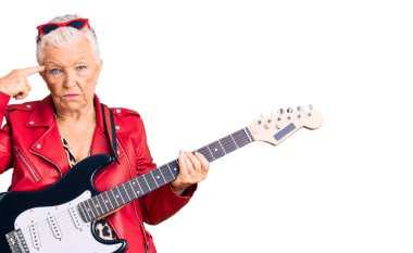 Son sınıf güzeli, mavi gözlü, gri saçlı, modern görünümlü gitar çalan, el ve parmaklarını silah gibi kullanan, intihar eden bir kadın.. 