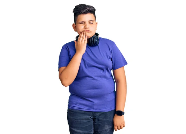 Menino Ouvindo Música Usando Fones Ouvido Tocando Boca Com Mão — Fotografia de Stock