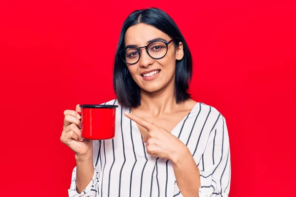 Young Beautiful Latin Woman Wearing Glasses Holding Coffee Smiling Happy — Stock Photo, Image