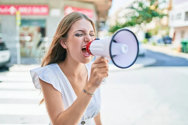 Jovem Caucasiana Gritando Usando Megafone Cidade — Fotografia de Stock