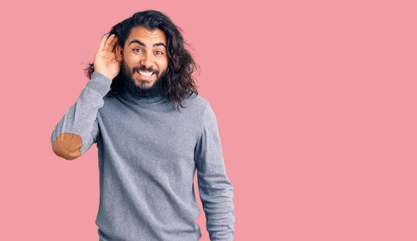 Mladý Arabský Muž Neformálních Šatech Usmívající Rukou Přes Ucho Naslouchající — Stock fotografie