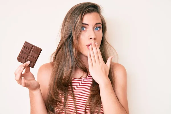 Schöne Junge Kaukasische Frau Mit Schokoriegel Der Mund Mit Der — Stockfoto