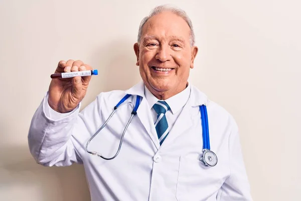 Starszy Przystojny Siwowłosy Lekarz Mężczyzna Trzymając Probówkę Koronawirusa Próbką Krwi — Zdjęcie stockowe