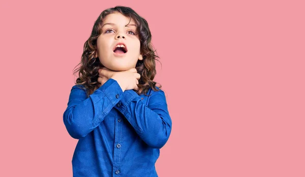 Nettes Kind Mit Langen Haaren Lässiger Kleidung Schreit Und Erstickt — Stockfoto