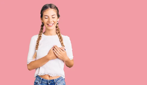 Mooie Blanke Vrouw Met Blond Haar Met Vlechten Wit Tshirt — Stockfoto