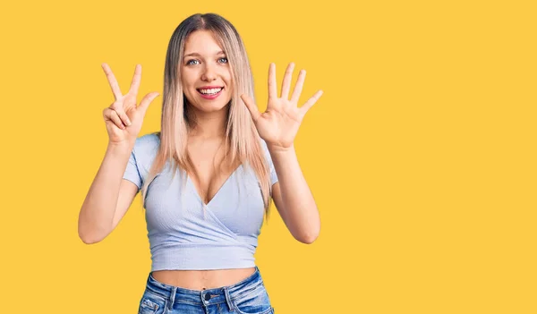 Jong Mooi Blond Vrouw Dragen Casual Kleding Tonen Wijzen Omhoog — Stockfoto