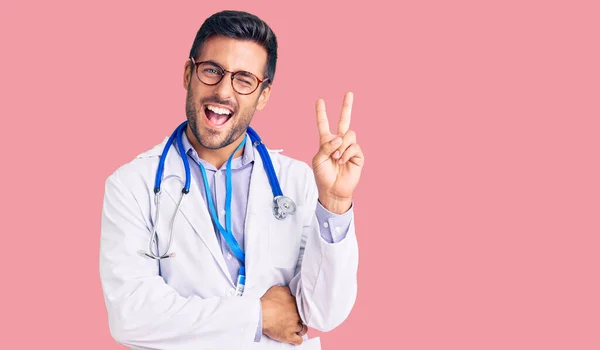 Mladý Hispánec Doktorské Uniformě Stetoskopu Usmívající Šťastnou Tváří Mrkající Kameru — Stock fotografie