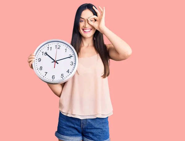 Jovem Bela Mulher Caucasiana Segurando Grande Relógio Sorrindo Feliz Fazendo — Fotografia de Stock