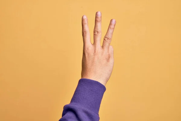 Mão Jovem Caucasiano Mostrando Dedos Sobre Fundo Amarelo Isolado Contando — Fotografia de Stock