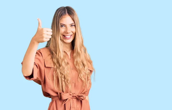 Schöne Kaukasische Frau Mit Blonden Haaren Trägt Einen Sommerlichen Jumpsuit — Stockfoto