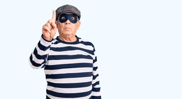 Senior Stilig Man Bär Inbrottstjuv Mask Och Shirt Pekar Med — Stockfoto