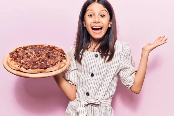 Menina Bonita Segurando Pizza Italiana Celebrando Vitória Com Sorriso Feliz — Fotografia de Stock