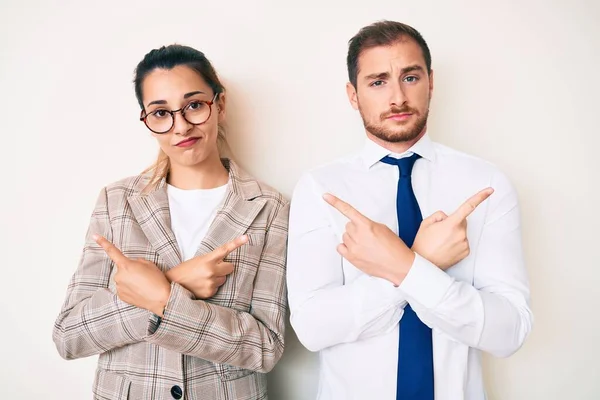 Beautiful Couple Wearing Business Clothes Pointing Both Sides Fingers Different — Stock Photo, Image