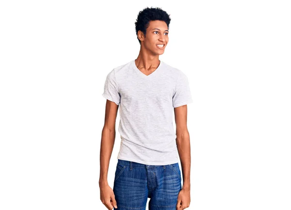 Ung Afrikansk Amerikansk Man Klädd Avslappnad Vit Skjorta Tittar Bort — Stockfoto
