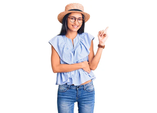 Joven Hermosa Chica Latina Con Sombrero Verano Gafas Sonriendo Feliz —  Fotos de Stock