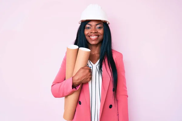 Ung Afrikansk Amerikansk Kvinna Bär Arkitekt Hardhat Hålla Ritningar Ser — Stockfoto