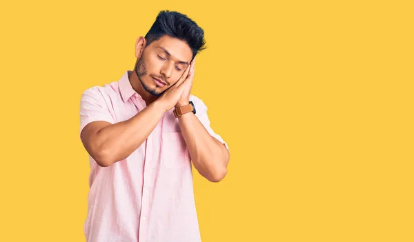 Schöner Lateinamerikanischer Junger Mann Lässigem Sommerhemd Schläft Müde Träumend Und — Stockfoto