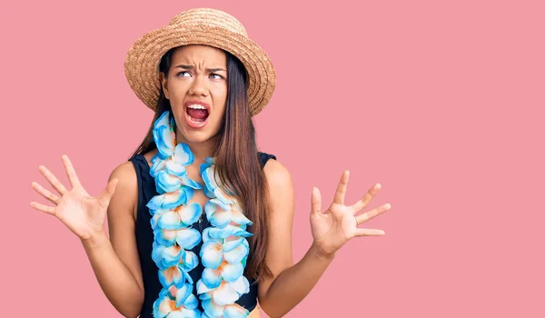 Ung Vacker Latin Flicka Bär Hawaiian Lei Och Sommar Hatt — Stockfoto