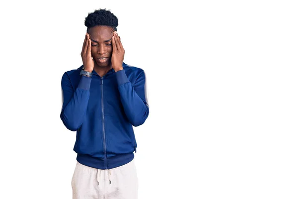 Jovem Afro Americano Vestindo Roupas Esportivas Com Mão Cabeça Dor — Fotografia de Stock