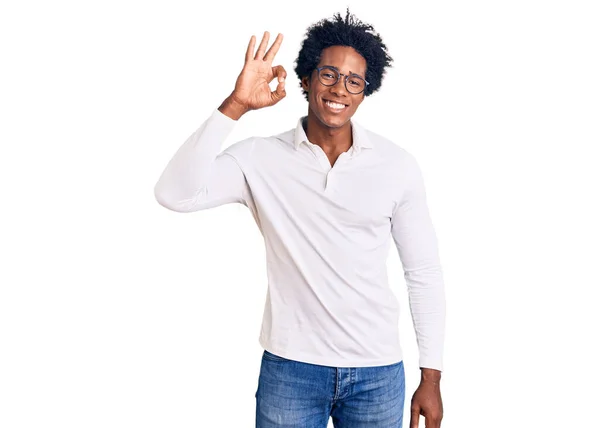 Hombre Afroamericano Guapo Con Pelo Afro Usando Ropa Casual Gafas —  Fotos de Stock