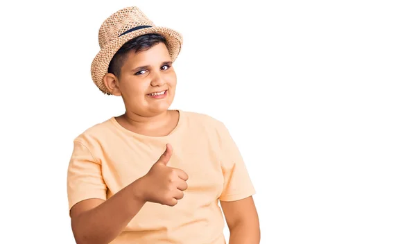 Niño Pequeño Con Sombrero Verano Traje Baño Hawaiano Haciendo Gesto — Foto de Stock