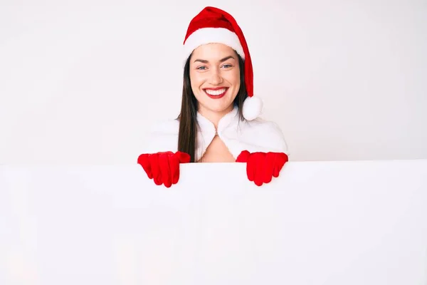 Jovem Mulher Vestindo Traje Papai Noel Segurando Banner Vazio Branco — Fotografia de Stock