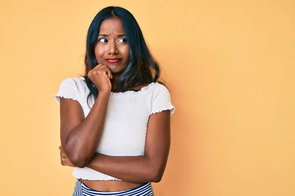 Jong Indiaas Meisje Draagt Casual Kleren Die Gestrest Nerveus Uitzien — Stockfoto