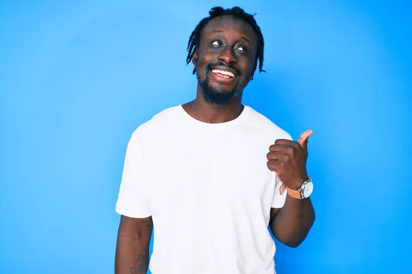 Jovem Afro Americano Com Tranças Vestindo Camiseta Branca Casual Sorrindo — Fotografia de Stock