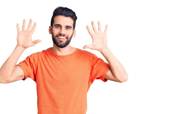 Joven Hombre Guapo Con Barba Con Camiseta Casual Mostrando Apuntando —  Fotos de Stock