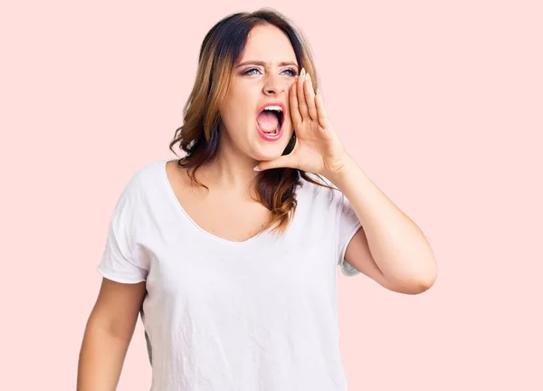 Junge Schöne Kaukasische Frau Lässigem Weißen Shirt Schreit Und Schreit — Stockfoto