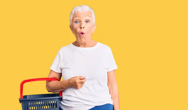 Ältere Schöne Frau Mit Blauen Augen Und Grauen Haaren Hält — Stockfoto