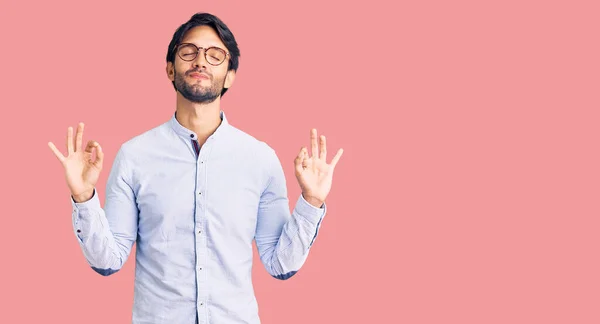 Bonito Homem Hispânico Vestindo Camisa Negócios Óculos Relaxados Sorrindo Com — Fotografia de Stock