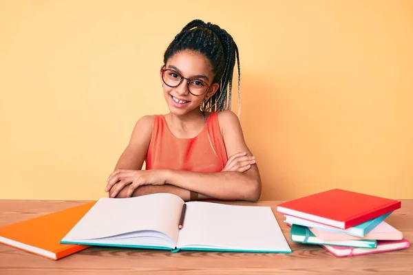 Ung Afrikansk Amerikansk Flicka Barn Med Flätor Studerar För Skolan — Stockfoto